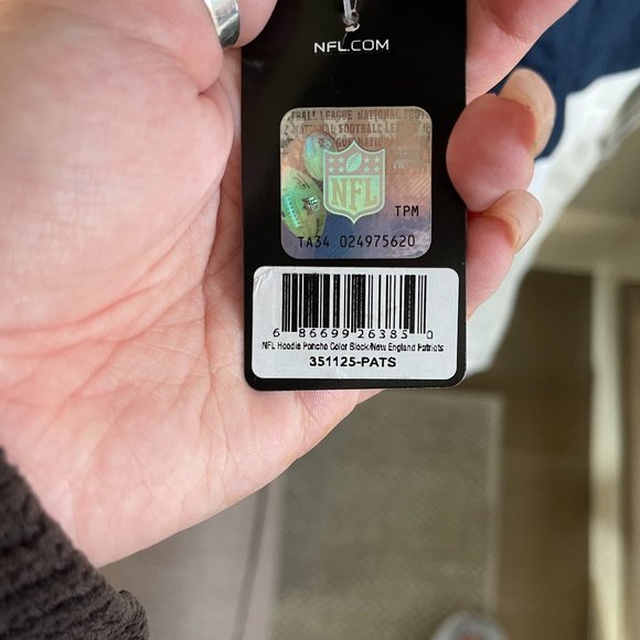 Patriots NFL Hooded Cape/Poncho - Picture 3 of 4